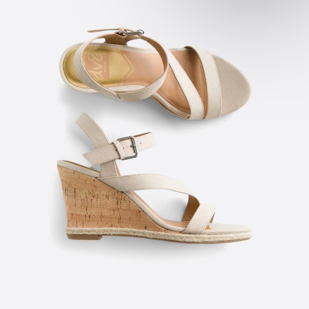Beautiful NWOT DV8 Strappy Pierre Wedge Shoe - Size 5.5